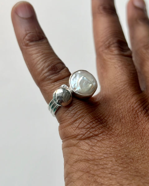 Juxtapose Ring in Metal and Freshwater Pearl