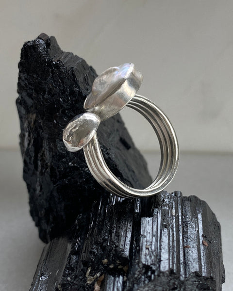 Juxtapose Ring in Metal and Freshwater Pearl